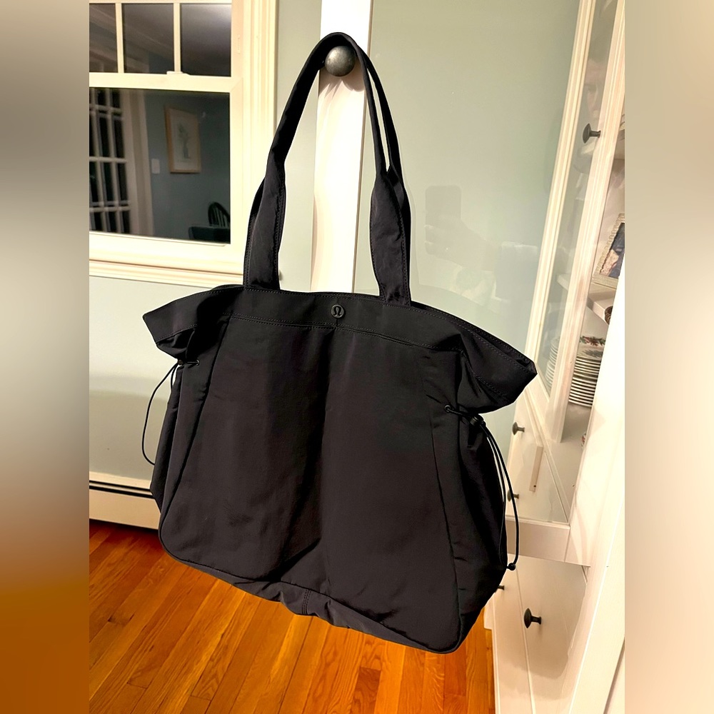 Lululemon black shoulder bag in excellent condition